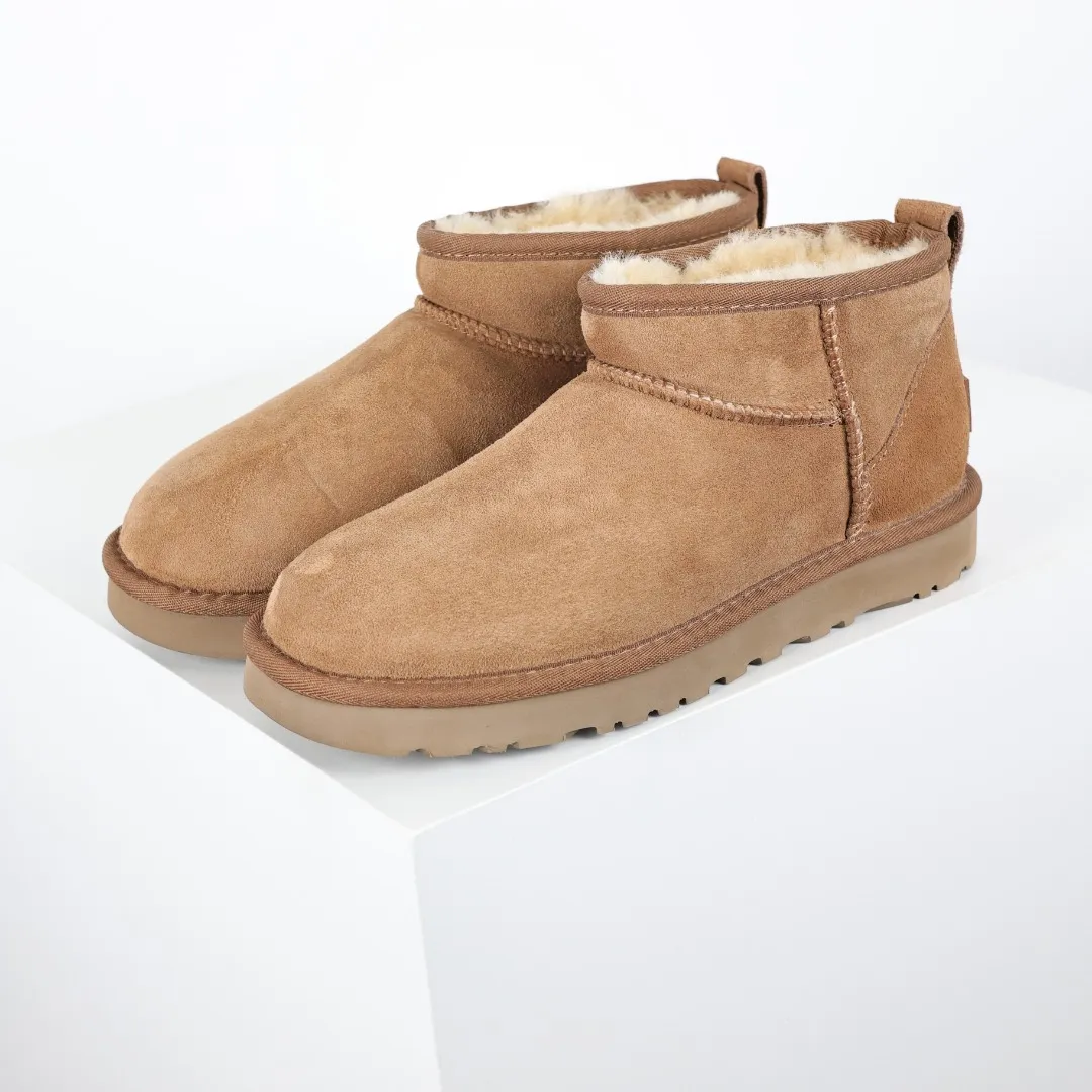 Pick up locally 💰480, core recommendation, good price UGG Classic MiNi basic low-top series, Xiaohongshu hot model, Henan Longfeng leather production, sheepskin integrated, top quality in the market, 2-3 cm cashmere insole, keeping warm in winter, suitable for home use. In the new year, uug launched a style series, which is partially biased towards the preferences of young consumers, and has also moved to the forefront of fashion trends. Shoe body material, water-repellent coated suede upper 17mm UGGPURE™ implanted wool insole Lightweight non-slip comfortable rubber outsole With brand LOGO Trademark Comes with full packaging Size: 35 36 37 38 39 40
